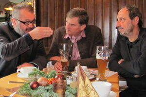 Leidenschaftliche Sozialdemokraten:Richard Fischer,Ewald Schurer & Peter Bauer(von links)bei der Diskussion.